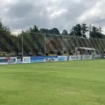 Ballfangzaun in der Nähe – optimal für Sportplätze
