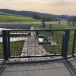 Doppelstabmattenzaun in der Nähe – stabil und langlebig