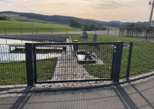 Doppelstabmattenzaun in der Nähe – stabil und langlebig