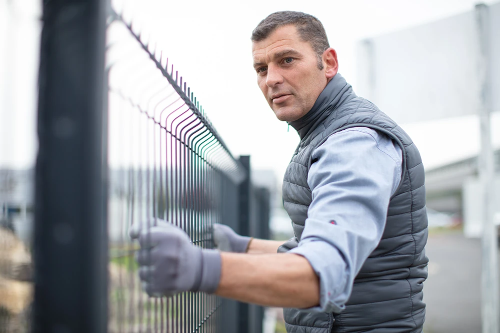 Zaunbauer in meiner Nähe – Doppelstabmattenzaun professionell montiert Fachgerechte Montage eines Doppelstabmattenzauns – professioneller Zaunbauer in meiner Nähe